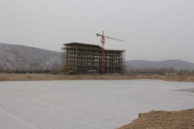 臨空開投公司做好曹家堡保稅物流中心（B型）商務B區(qū)3#-7#樓砼基礎(chǔ)保溫工作